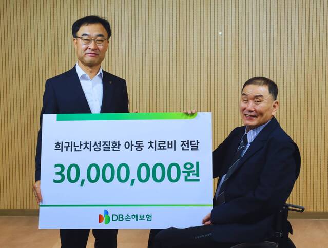 ▲ 지난 15일 서울 서대문구 연희동 한국희귀난치성질환 연합회에서 DB손해보험 박성식 부사장(왼쪽)과 한국희귀난치성질환 연합회 김재학회장이 전달식을 갖고 기념촬영을 하고 있다.ⓒDB손해보험