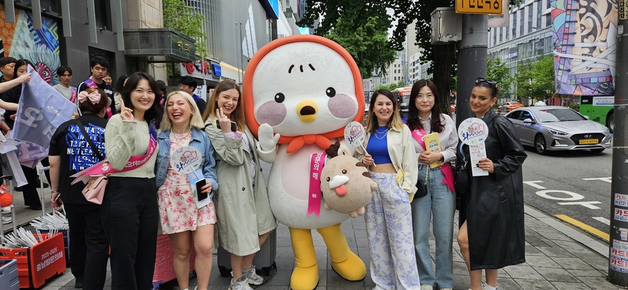 ▲ 충남도 직원들이 2025~2026 충남 방문의해를 맞아 홀보활동을 하던 중 외국인들과 기념촬영을 하고 있다.ⓒ충남도