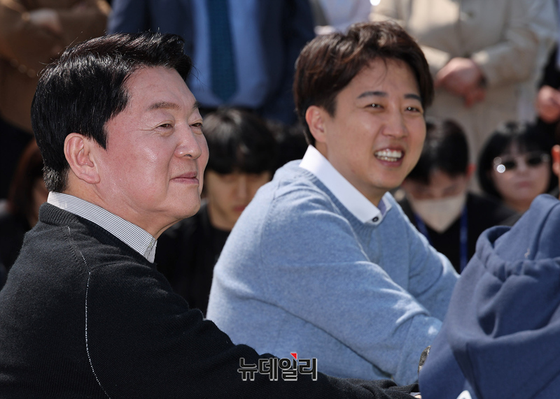 ▲ 안철수 국민의힘 의원과 이준석 개혁신당 대선 후보가 지난 4월 25일 오후 경기 성남시 판교역에서 열린 AI 기술패권시대 토크쇼에서 질문에 답하고 있다. (경기 성남=정상윤 기자)