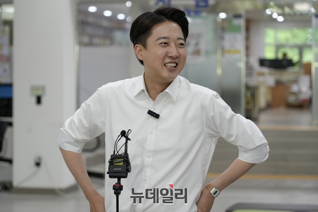 ▲ 이준석 개혁신당 대선 후보가 20일 광주 북구 전남대학교에서 기자들과 만나 발언하고 있다. 개혁신당 선대본 제공