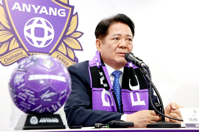 ▲ FC안양 구단주 최대호 안양시장이 20일 오후 안양종합운동장 내 FC안양 미디어실에서 긴급 기자회견을 열고 발언하고 있다. ⓒ안양시 제공