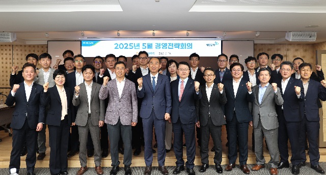 ▲ NH농협생명(대표이사 박병희, 앞줄 왼쪽 다섯 번째)이 지난 19일 서울 본사에서 '2025년 5월 경영전략회의'를 실시했다.ⓒNH농협생명