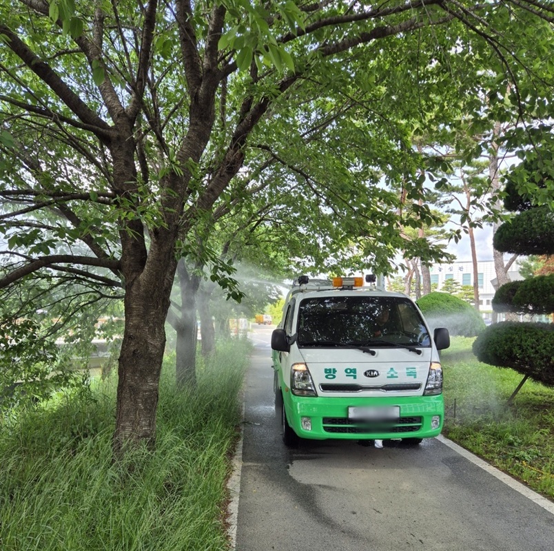 ▲ 청주시는 최근 일부 지역에서 출몰한 붉은 벌레(다카라다니)를 퇴치하기 위해 출몰 지역을 중심으로 집중방역을 실시하고 있다.ⓒ청주시