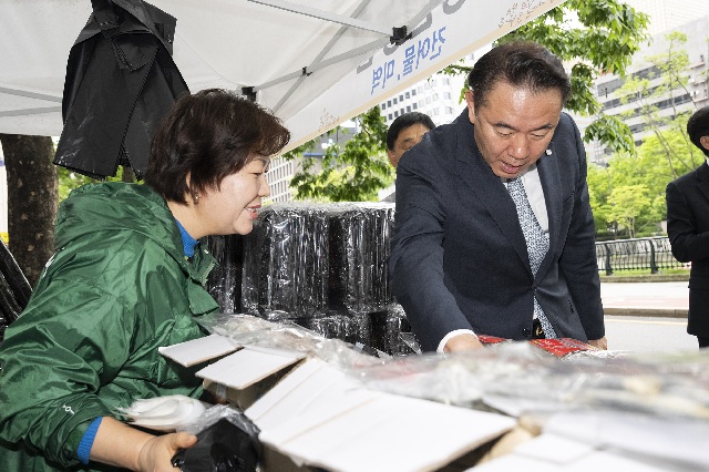 ▲ 예금보험공사는 20일 서울 중구 청계천로 본사에서 농축수산가와 사회적경제기업 판로 확대 지원을 위해 행복예감 직거래장터를 개최했다. 예금보험공사 유재훈 사장이 물건을 고르고 있다.ⓒ예금보험공사