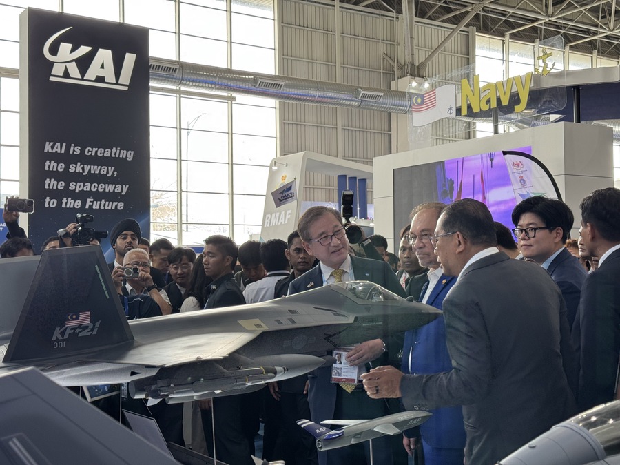 ▲ 강구영 KAI 사장이 랑카위 국제해양전시회서 전시물을 설명하고 있다. ⓒKAI