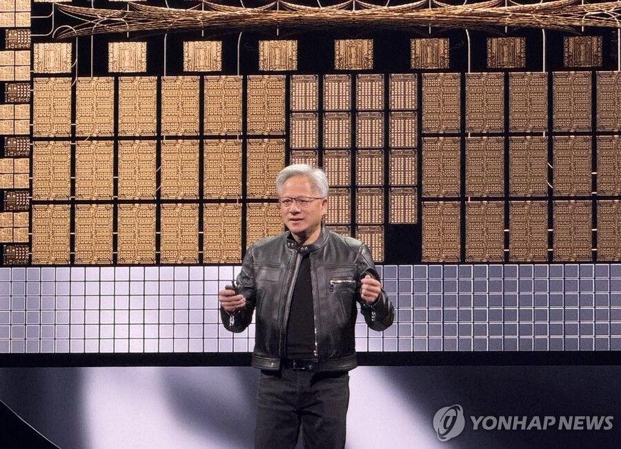 ‘AI 생태계 확대’ 강조한 젠슨 황 … 반도체株, 수혜 기대감에 강세