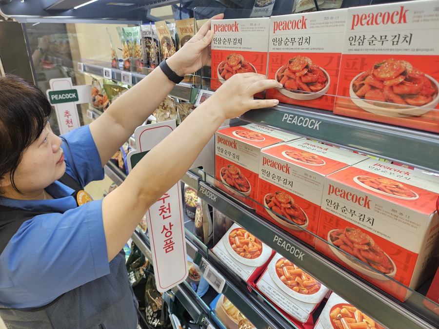 ▲ 이마트 문현점 피코크 인삼순무김치 매대ⓒ이마트