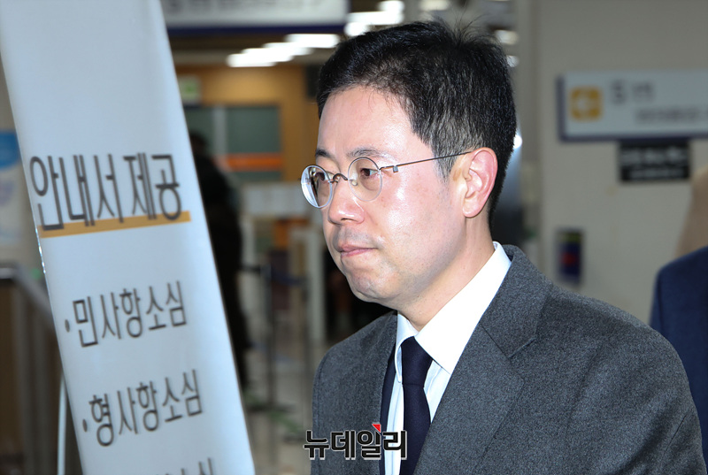 ▲ 고발사주 의혹으로 재판에 넘겨진 손준성 검사장이 2024년 12월 6일 오후 서울 서초구 서울고법에서 열린 공직선거법 위반 관련 2심 선고공판에 출석하고 있다. ⓒ서성진 기자