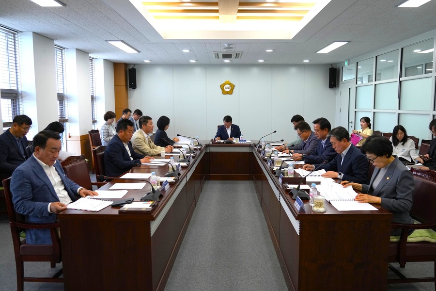 ▲ 영천시의회(의장 김선태)는 지난 20일 의원 및 집행부 관계 부서장이 참석한 가운데 전체 의원 정례간담회를 개최하고, 영천시에서 제출한 ‘영천시 영천시 공인 조례 일부개정조례안’ 등 총 8건의 시정 현안사항과 권기한 의원이 발의할 ‘영천시 현수막의 친환경 소재 사용 촉진 및 재활용 활성화 조례안’에 대해 의견을 교환했다.ⓒ영천시의회