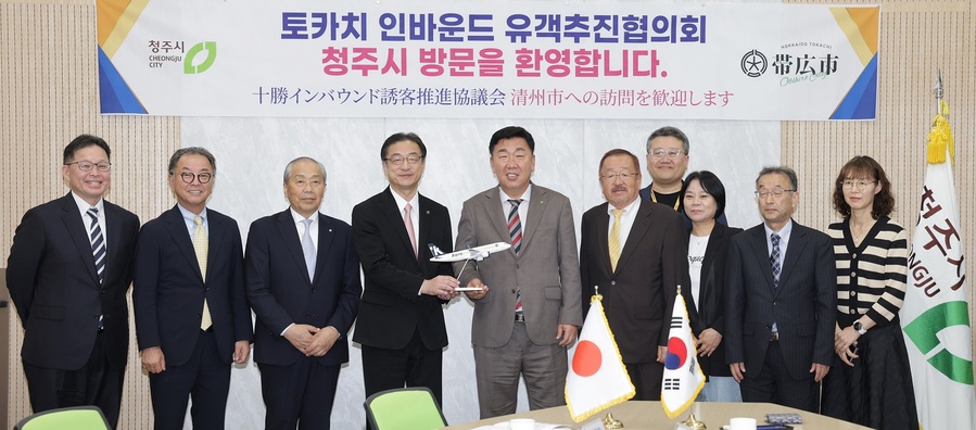 ▲ 이범석 충북 청주시장은 20일 정기 항공노선 취항을 앞둔 일본 훗카이도 오비히로시 시장을 만나 지역 간 관광 및 지역교류 활성화 방안에 대해 논의했다.ⓒ청주시