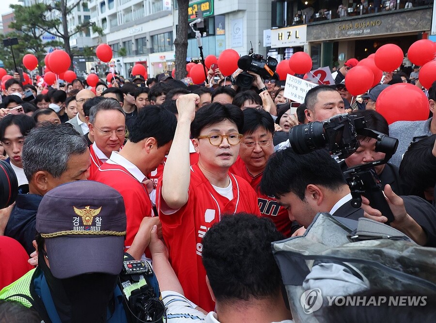▲ 한동훈 전 국민의힘 대표가 20일 오후 부산 수영구 광안리해수욕장을 찾아 취재진 질문에 답하고 있다. 한 전 대표는 공식선거운동 이후 이날 첫 현장유세에 나섰다. ⓒ연합뉴스