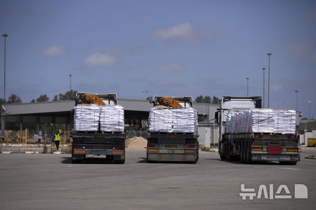 ▲ 이스라엘 남부 케렘 샬롬 국경검문소에서 구호물자를 싣고 가자지구로 향하는 트럭들이 대기하고 있다. 250519 AP/뉴시스. ⓒ뉴시스