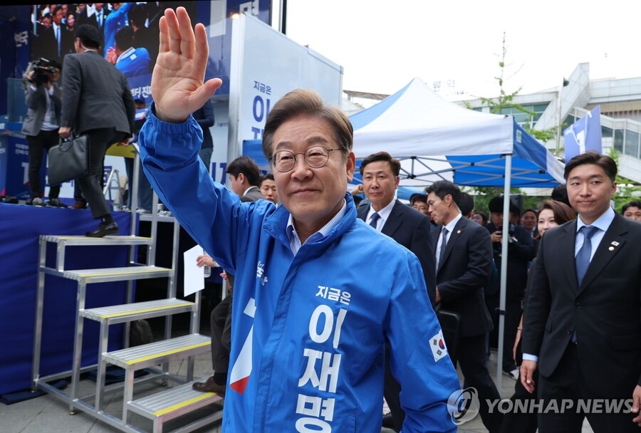 ▲ 더불어민주당 이재명 대선 후보가 20일 경기 파주시 금릉역 중앙광장에서 열린 유세에서 시민들에게 인사하고 있다. ⓒ연합뉴스