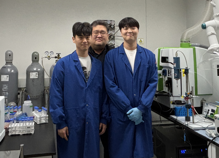 ▲ 사진 왼쪽부터 생명화학공학과 김진엽 박사과정, 생명화학공학과 정동영 교수, 생명화학공학과 노종수 박사과정.ⓒKAIST