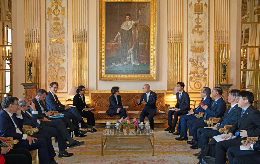 ▲ 유인촌 문화체육관광부 장관이 20일(현지시간) 프랑스 파리 문화부 청사에서 한-프 수교 140주년 문화협력의향서 체결에 앞서 라시다 다티 프랑스 문화부 장관과 면담을 하고 있다.ⓒ문체부