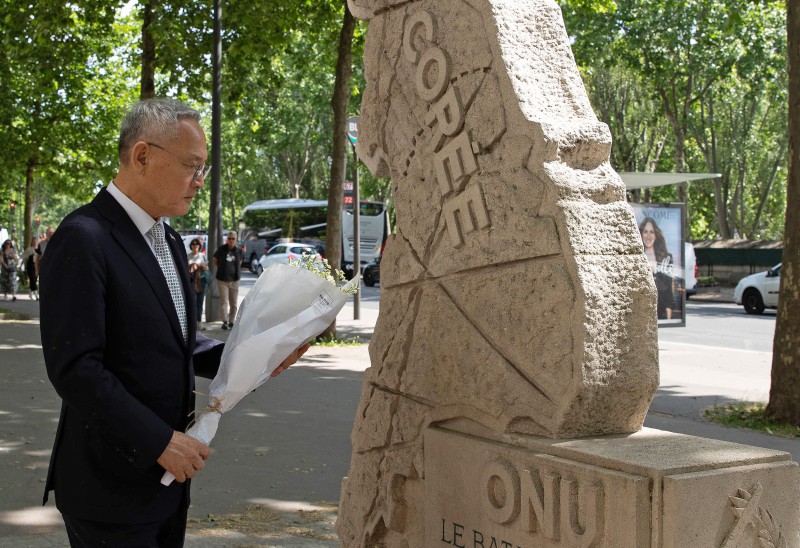 ▲ 유인촌 문화체육관광부 장관이 20일(현지시간) 프랑스 파리 퐁 마리 공원 프랑스군 대대 한국전쟁 참전비에 헌화한 뒤 묵념하고 있다.ⓒ문체부