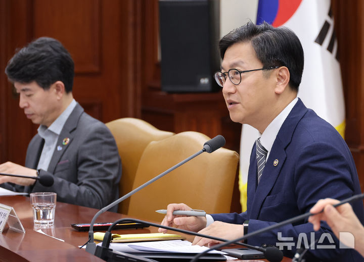▲ 김범석 기획재정부 장관 직무대행이 14일 오전 서울 종로구 정부서울청사에서 열린 경제관계장관회의 겸 산업경쟁력강화 관계장관회의에 참석해 발언하고 있다.ⓒ뉴시스