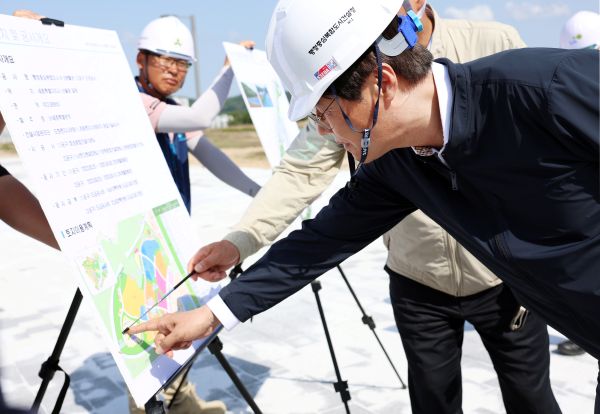 ▲ 김형렬 행복청장이 지난 20일 세종시 6-3생활권(산울동) 조경공사 현장을 방문해 여름철 재해 예방을 위한 안전관리 실태를 점검하고 있다.ⓒ행복청