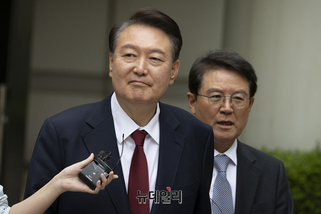 ▲ 윤석열 전 대통령이 지난 19일 서울 서초구 중앙지방법원에서 열린 내란 우두머리 혐의, 직권남용 권리행사방해 혐의 사건 4차 공판의 오전 재판 종료 후 점심 식사를 위해 나서며 취재진의 질문을 받으며 퇴장하고 있다. ⓒ정상윤 기자