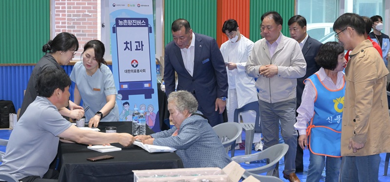 ▲ 최원철 공주시장이 '농촌 왕진버스' 운영 등을 살펴 보고 있다.ⓒ공주시