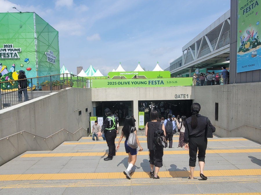 ▲ CJ올리브영은 이날부터 오는 25일까지 5일간 서울 용산구 노들섬에서 국내 최대 규모의 체험형 뷰티&헬스 축제 ‘2025 올리브영 페스타’를 개최한다.ⓒ이미현 기자