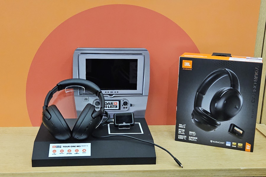 ▲ 하만 무선 헤드폰 'JBL 투어 원 M3 스마트 Tx' 전시된 모습ⓒ윤아름 기자