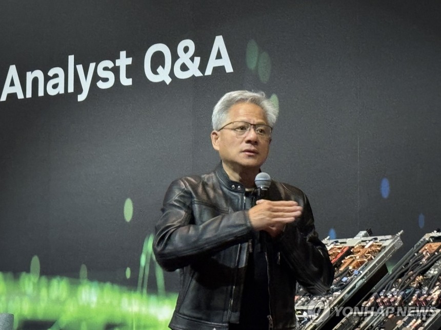 ▲ 젠슨 황 엔비디아 CEO가 21일 대만 타이베이 만다린 오리엔탈 호텔에서 열린 '글로벌 미디어 Q&A' 행사에서 취재진 질문에 답하고 있다.ⓒ연합뉴스 제공.