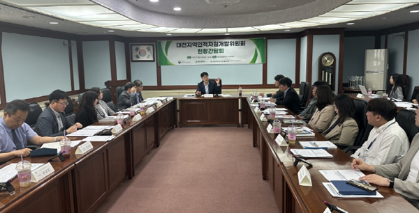 ▲ 대전지역인적자원개발위원회와 대전고용청, 대전시 관계자들이 지난 20일 대전고용노동청에서 현장 간담회를 하고 있다.ⓒ대전상의