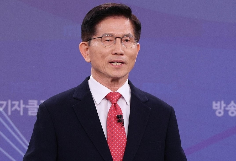 ▲ 21일 국민의힘 김문수 대선 후보(가운데)가 경기 고양시 MBN 미디어센터에서 열린 한국방송기자클럽 대선 후보 초청 토론회에서 발언하고 있다. ⓒ연합뉴스