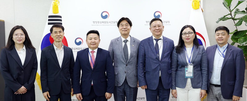 ▲ 김형렬 행정중심복합도시건설청장(가운데)이 21일 도시개발 역량 강화를 위해 방한한 몽골 고위 공무원과 기념촬영을 하고 있다.ⓒ행복청