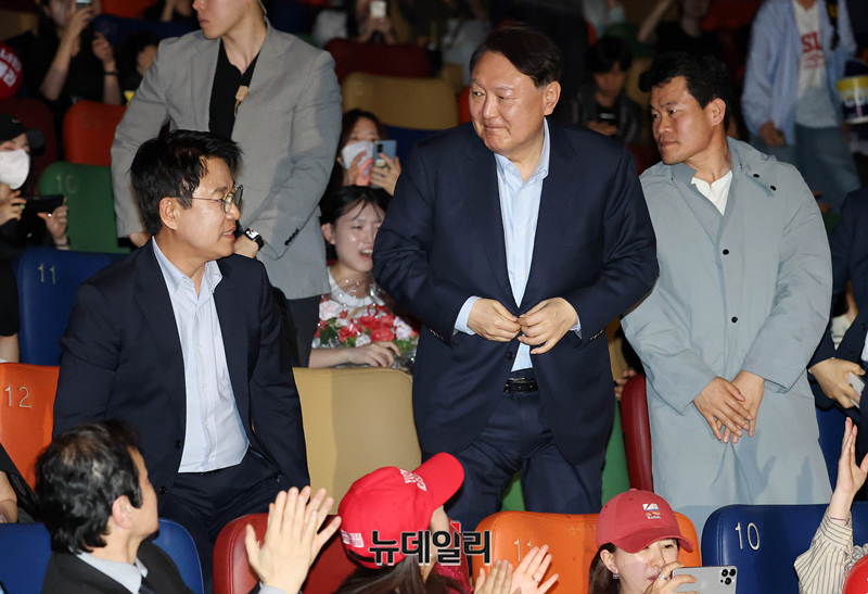 ▲ 윤석열 전 대통령이 21일 오전 서울 메가박스 동대문에서 개봉한 다큐멘터리 영화 ‘부정선거, 신의 작품인가’ 첫 상영 관람을 이영돈PD와 전한길 전 강사와 함께 하고 있다. ⓒ정상윤 기자