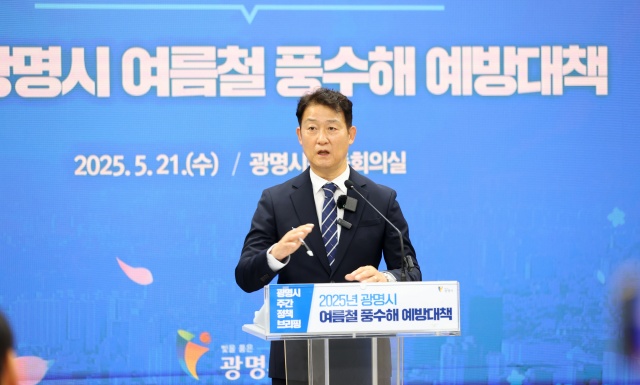 ▲ 박광희 광명시 안전건설교통국장이 21일 오전 광명시청 중회의실에서 열린 정책브리핑에서 '집중호우 대응 하천·도심지 침수방지 종합대책'에 대해 설명하고 있다. ⓒ광명시 제공