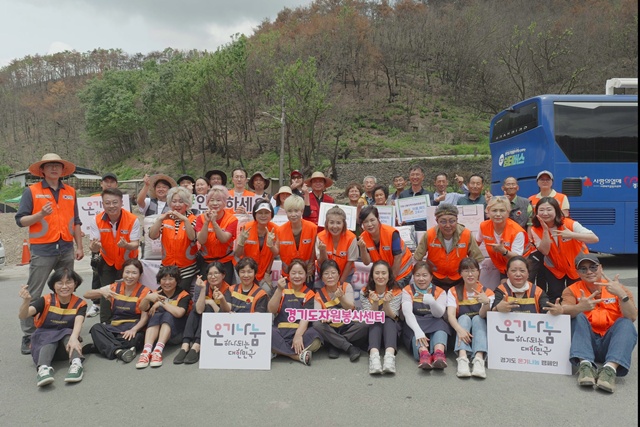 ▲ 경기도를 포함 6개 기관 소속 자원봉사자 60명이 지난 20일부터 이틀간 산불 피해를 입은 경상북도 안동시 남선면 원림2리를 찾아 봉사활동 후 기념촬영을 하고 있다. ⓒ경기도 제공