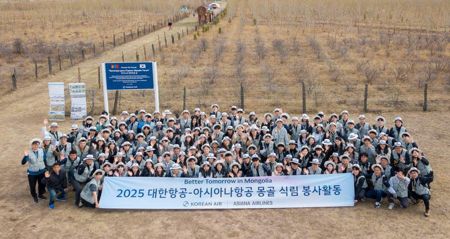 ▲ 대한항공과 아시아나항공 신입·인솔 직원 260여명이 함께 식림 활동을 진행했다. ⓒ대한항공