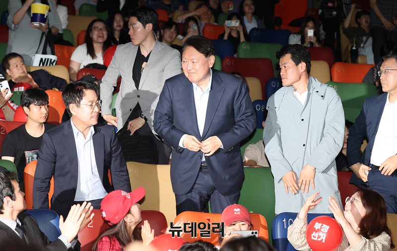 ▲ 윤석열 전 대통령이 21일 오전 서울 메가박스 동대문에서 개봉한 다큐멘터리 영화 '부정선거, 신의 작품인가'의 첫 상영 관람을 이영돈PD와 전한길 전 강사와 함께했다. ⓒ정상윤 기자