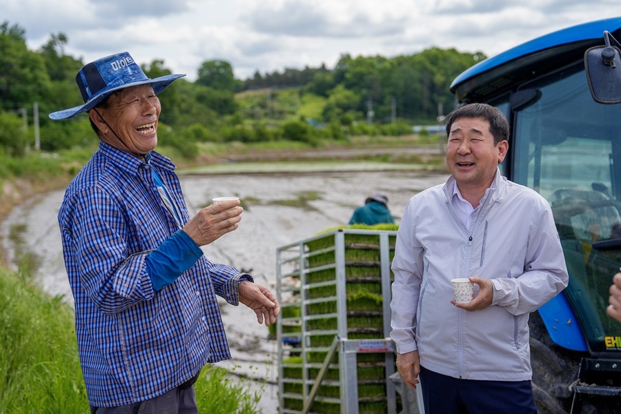 ▲ 이재영 증평군수가 21일 증평읍 덕상리 농업 현장을 방문해 농민과 대화를 나누며 농작업 여건과 현장의 애로사항을 세심히 살폈다.ⓒ증평군