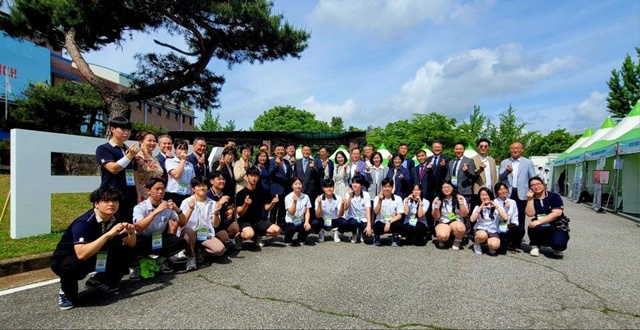 ▲ 홍정표 경기도교육청 제2부교육감 등 관계자들이 21일 여주자영농업고등학교에서 열린 '제61년차 경기도영농학생축제(2025 FFK 여주대회)'에 참석해 기념촬영을 하고 있다. ⓒ경기도교육청 제공
