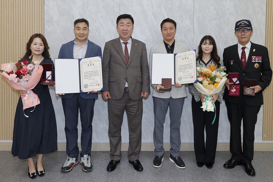 ▲ 이범석 청주시장은 21일 임시청사서 6·25 전쟁에 참전해 혁혁한 공을 세운 고(故) 김영춘 하사와 故 이강학 하사의 유족에게 화랑무공훈장을 전수했다.ⓒ청주시