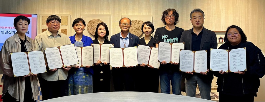 ▲ 청주공예비엔날레조직위원회가 21일 청원구 문화제조창 본관 비엔날레 집행위원장실에서 지역 미술관 및 갤러리 8곳과 ‘미술관&갤러리 연결 짓기’추진을 위한 업무협약을 체결하고 있다.ⓒ청주시