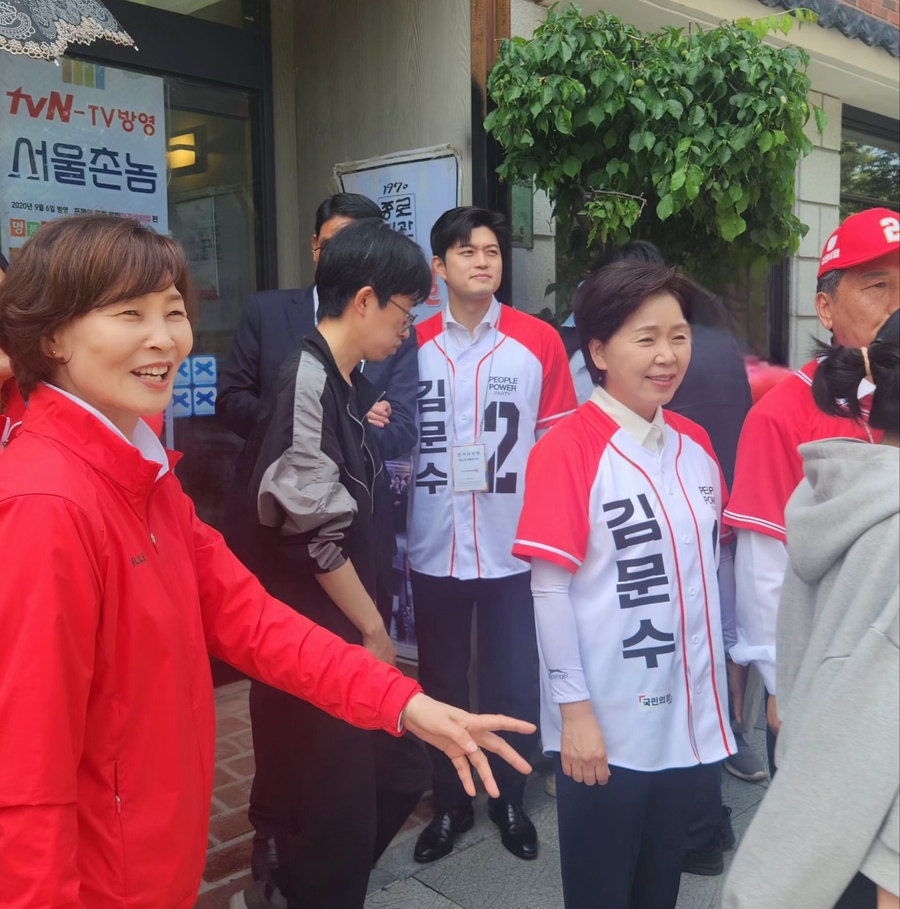 ▲ 김용태 국민의힘 비상대책위원장이 지난 17일 김문수 국민의힘 대통령 선거 후보의 전주 유세 현장에서 지지자들과 함께 어울려있다. ⓒ노재균 기자