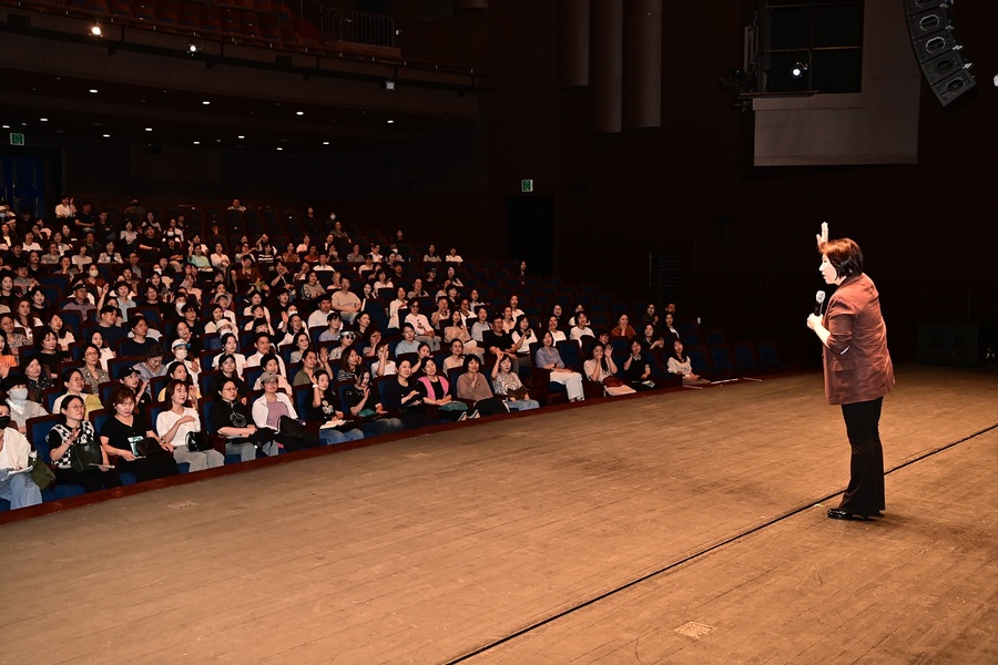 ▲ 대구 동구청(구청장 윤석준)은 지난 20일 이호선 교수를 초청해 주민 400여 명이 참여한 가운데 2025년 명사초청 아카데미 1회차 특강을 진행했다.ⓒ동구청