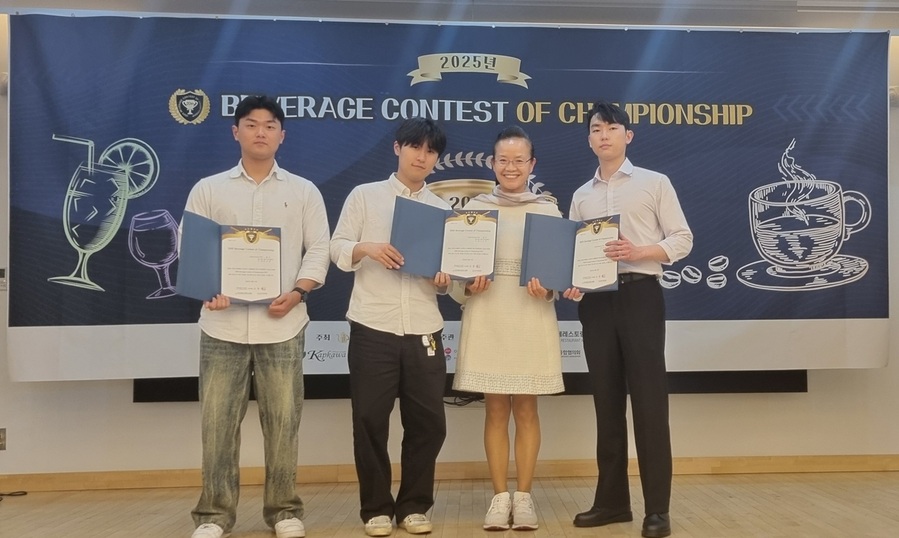 ▲ 글로컬대학 대구보건대학교(총장 남성희) 호텔제과제빵학과 재학생들이 지난 17일 경북콘텐츠기업지원센터에서 개최된 ‘2025 베버리지 콘테스트 오브 챔피언십(Beverage Contest of Championship)’에 참가해 커피 브루잉 부문 전원 수상이라는 성과를 거뒀다.ⓒ대구보건대
