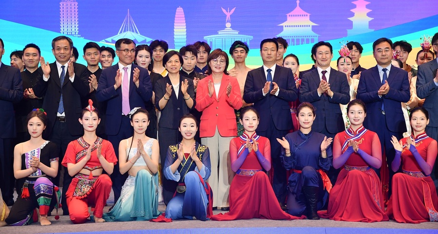 ▲ 양금희 경상북도 경제부지사는 20일부터 23일까지 경북도의 자매도시인 중국 허난성을 방문해 장민(张敏) 허난성 부성장과 자매도시 협정서를 다시 체결하고 자매결연 30주년 기념행사의 일환으로 열린 통상, 문화 교류 등 행사에 참석했다.ⓒ경북도