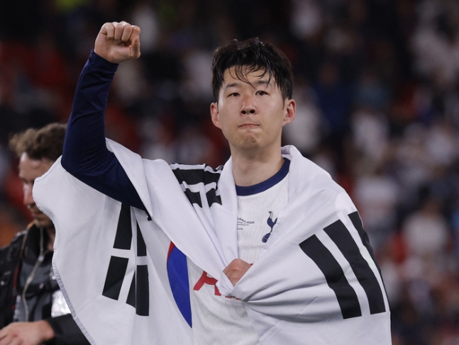 ▲ 손흥민은 UEL 우승을 확정한 후 태극기를 두르고 뜨거운 눈물을 흘렸다.ⓒ연합뉴스 제공
