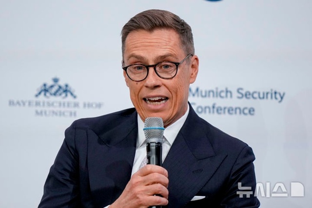 ▲ 알렉산데르 스투브 핀란드 대통령이 독일 뮌헨에서 열린 뮌헨안보회의에서 발언하고 있다. 250216 AP/뉴시스. ⓒ뉴시스