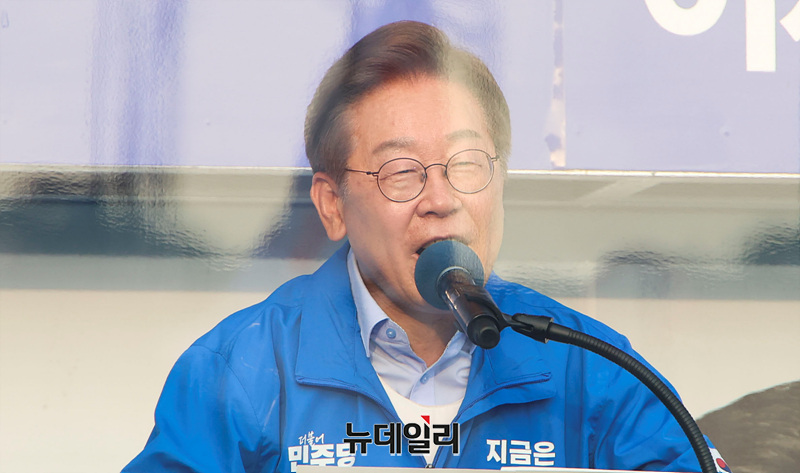 ▲ 인천 지역에서 유세를 이어가는 이재명 더불어민주당 대선 후보가 21일 오전 인천 계양구 계양역 앞에서 열린 유세현장에서 지지를 호소하고 있다. ⓒ서성진 기자)