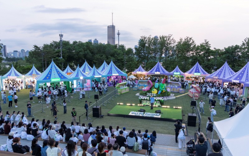 ▲ 지난 21일 서울 용산구 노들섬 잔디광장에서 '2025 올리브영 페스타' 콘텐츠 중 하나로 CJ문화재단과 CJ올리브영이 함께 기획한 어쿠스틱 라이브 공연 '올리브 그린 사운즈 with CJ문화재단'이 진행됐다.ⓒCJ문화재단