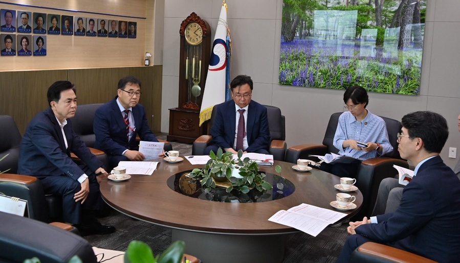 ▲ 김태흠 충남도지사가 22일 세종 정부청사를 방문, 김완섭 환경부장관과 간담회를 하고 있다.ⓒ충남도