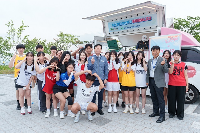 ▲ 월성원자력본부는 지난 15일 한국국제통상마이스터고등학교 체육한마당에 참석해 지역 청소년들에게 응원의 메시지와 함께 간식을 제공했다.ⓒ월성본부