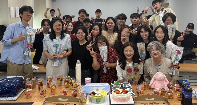 ▲ 선린대학교 외국인 유학생들이 스승의 날을 맞아 한국어 교육과정 선생님들에게 감사의 마음을 전하는 특별한 기념행사를 가졌다.ⓒ선린대